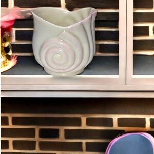 Belleek in retrospect Irish bud vase. #IrishArt #VintageFind #HomeDecor 2001 🪷